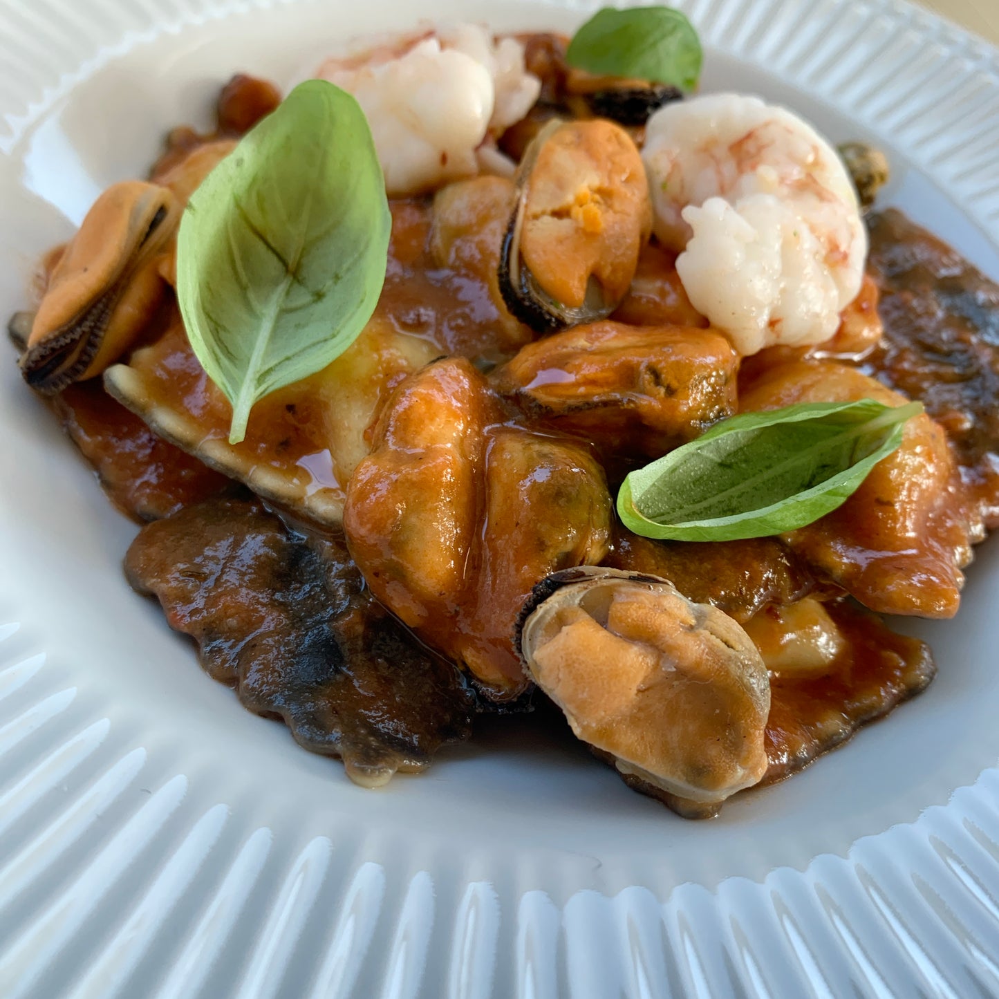 Ravioli di branzino con ragù di mare