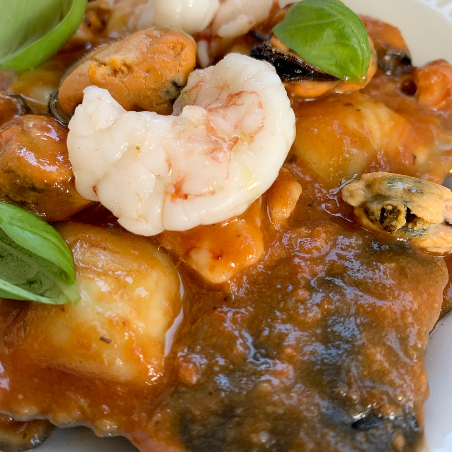 Ravioli di branzino con ragù di mare